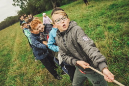 Dzieci przeciągające linę na trawie