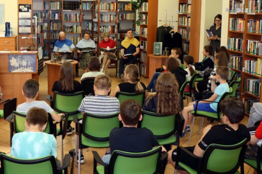 Radni czytają dzieciom legendy w bibliotece PWSZ