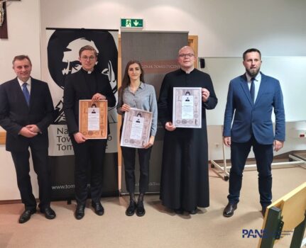 mgr Magdalena Szalkowska wraz z pozostałymi laureatami