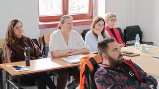 Uczestnicy szkolenia słuchają wykładu o komunikacji inkluzywnej