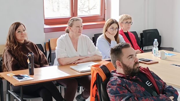 Uczestnicy szkolenia słuchają wykładu o komunikacji inkluzywnej